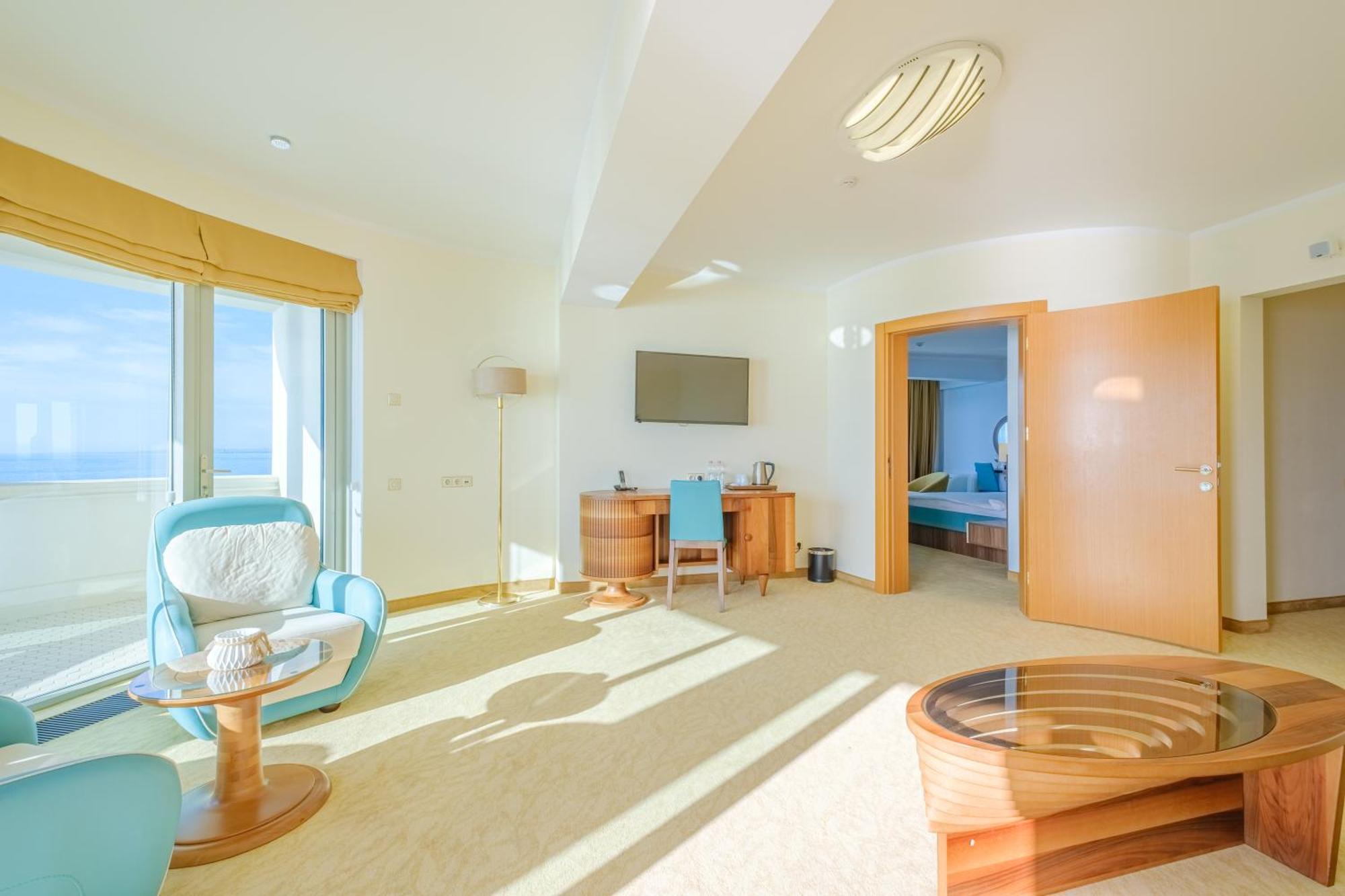 Castello Mare All Inclusive Resort バトゥーミ エクステリア 写真